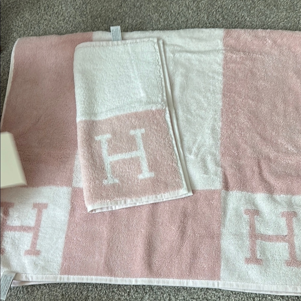 Hermes avalon Pink and White Towel Set